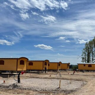 Reihe von Zauberwagen auf dem Gelände des Eifel Camps in Blankenheim-Freilingen