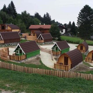 Camping-Pods und Lodges auf dem Campingplatz in Mönichkirchen, Österreich