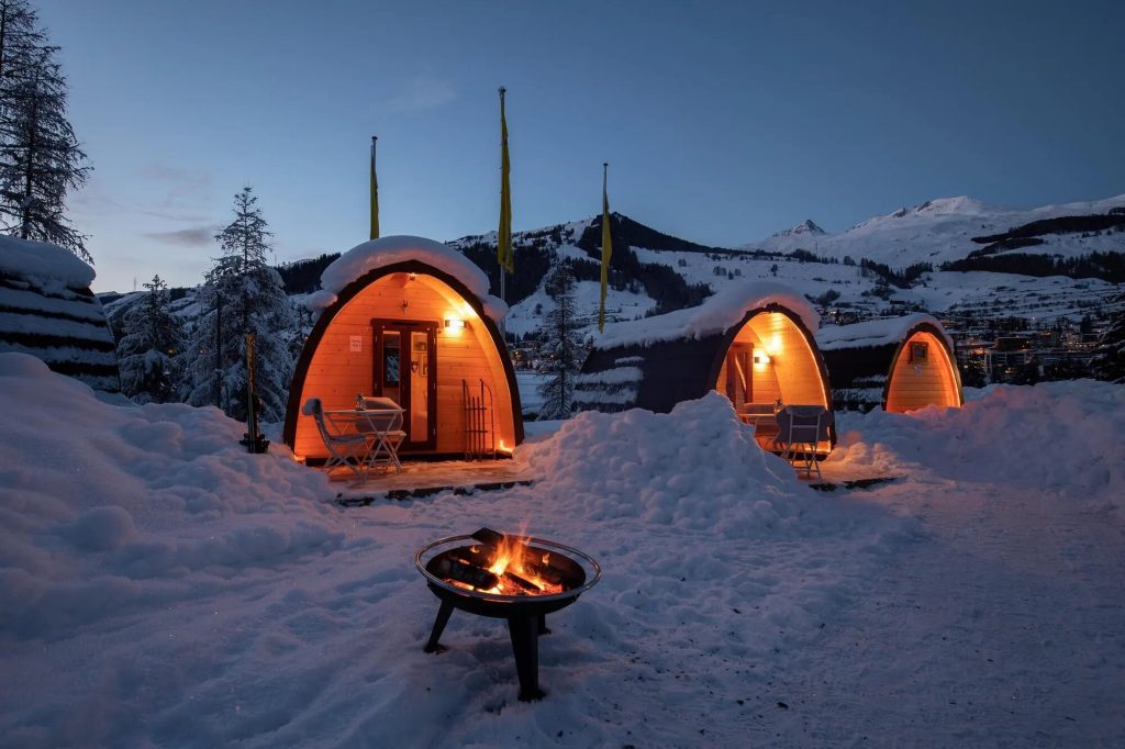 Ein CampingPOD von NAWALO mit Schnee bedeckt.