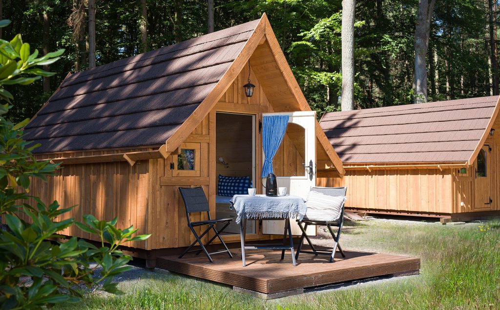 Ein kleines Campinghaus von NAWALO mit einladend geöffneter Tür.