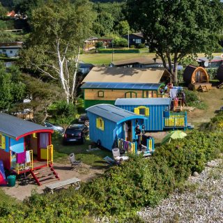 Drohnenaufnahme von NAWALO-Bauwagen auf einem Campingplatz