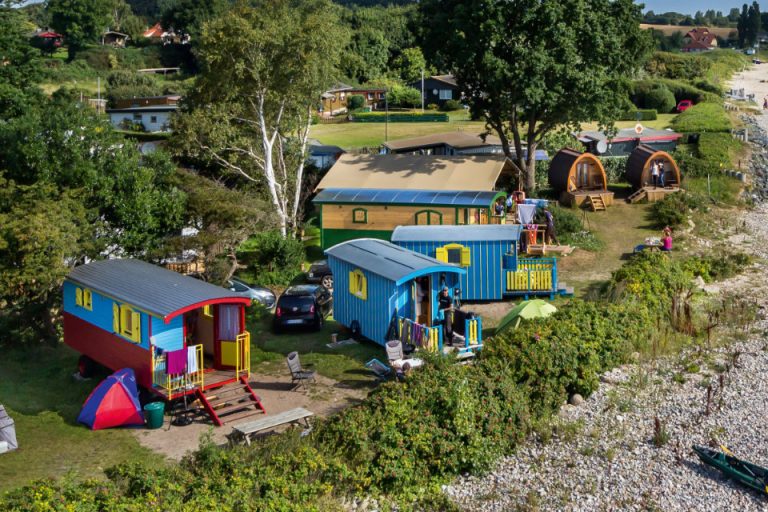 Drohnenaufnahme von NAWALO-Bauwagen auf einem Campingplatz