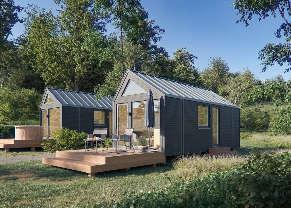 Zwei Tiny Houses MØKKI mit Terrassen im Grünen