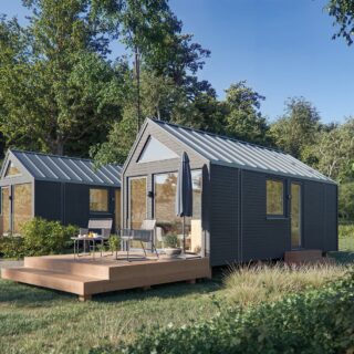 Zwei Tiny Houses MØKKI mit Terrassen im Grünen